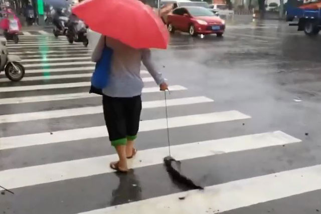 CLIP: Ngỡ ngàng trước cảnh cụ bà dẫn… cá đi dạo trên đường phố