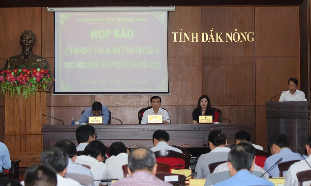 Lãnh đạo UBND tỉnh Đắk Nông chủ trì buổi họp báo.