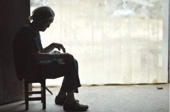 Tôi rơi nước mắt khi ông chủ đẩy người mẹ già ra đường, bà chủ nở nụ cười vui sướng nhưng vài ngày sau cả hai vợ chồng đã phải nhận hậu quả