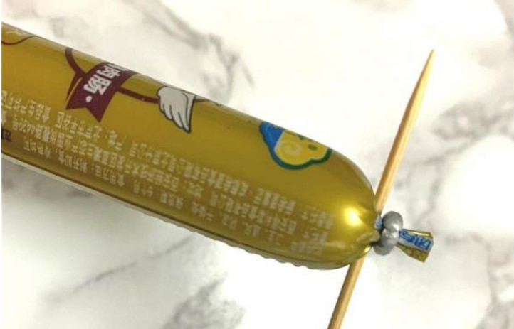 Hóa ra có một 'cơ chế nhỏ' ẩn dưới vòng nhôm của xúc xích, có thể mở ra hoàn toàn bằng cách kéo nhẹ, rất đơn giản và thiết thực