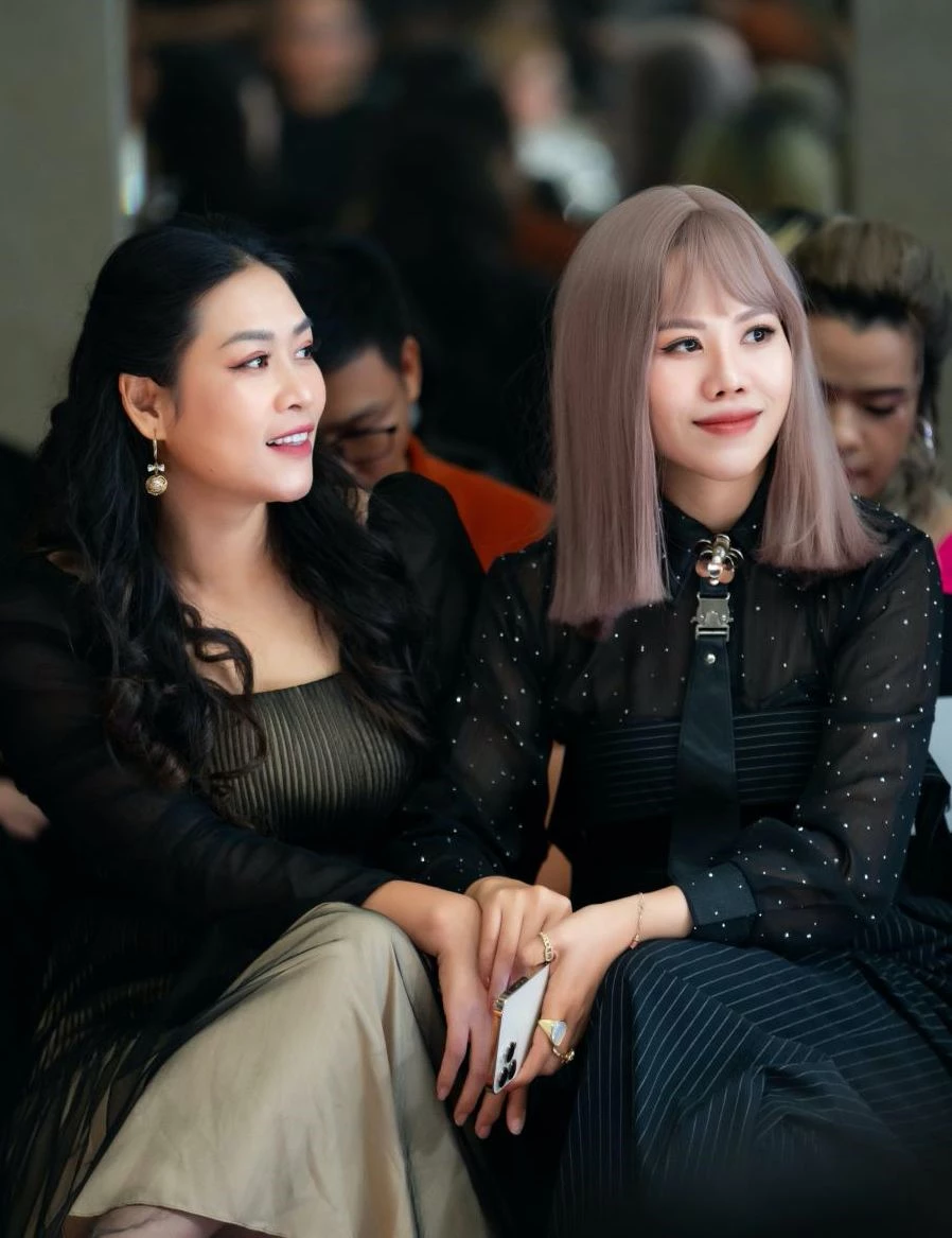 Nhà thiết kế Thảo Nguyễn và diễn viên Hà Hương tại họp báo công bố Tuần lễ thời trang quốc tế Việt Nam 2023.