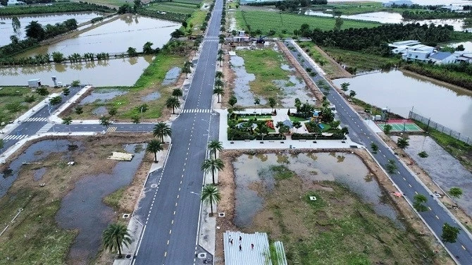 Khu đô thị mới Hoàng Gia ngoài các trục đường chính, đường nội bộ đã hoàn thành, còn lại là bãi cỏ, vùng trũng ngập nước có cắm trụ đá;