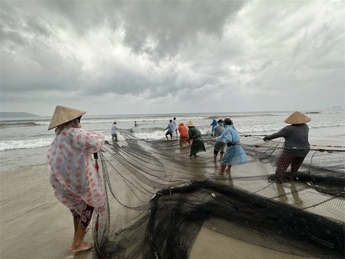 Độc đáo cảnh kéo lưới gần bờ của ngư dân Đà Nẵng mùa biển động - Ảnh 3.