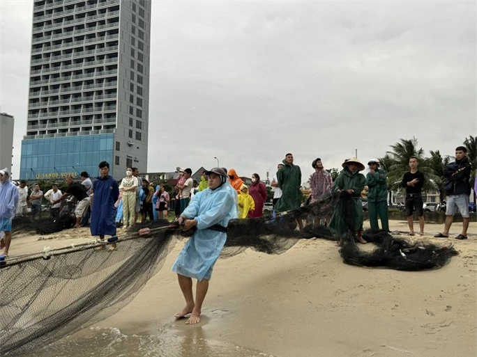 Độc đáo cảnh kéo lưới gần bờ của ngư dân Đà Nẵng mùa biển động - Ảnh 4.