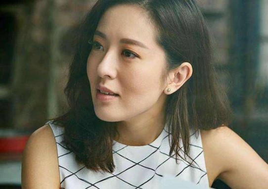 Đến nhà chị chồng ăn cơm tối, khi về, chị ấy đưa tôi cả xấp tiền khiến tôi kinh ngạc vô cùng