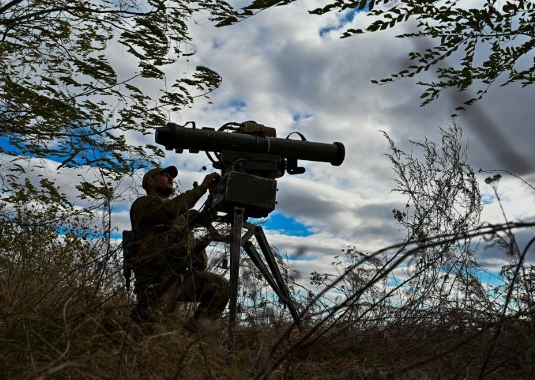 Binh lính Ukraine kiểm tra hệ thống tên lửa chống tăng Skif ở khu vực Zaporizhzhia. Ảnh: Reuters.