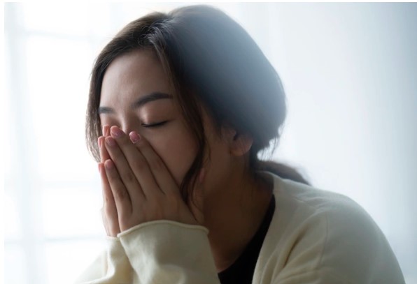 Mang đồ ăn qua nhà anh trai chồng, tôi thấy chị dâu đang ngồi khóc lóc bên mâm cơm đầy tội nghiệp