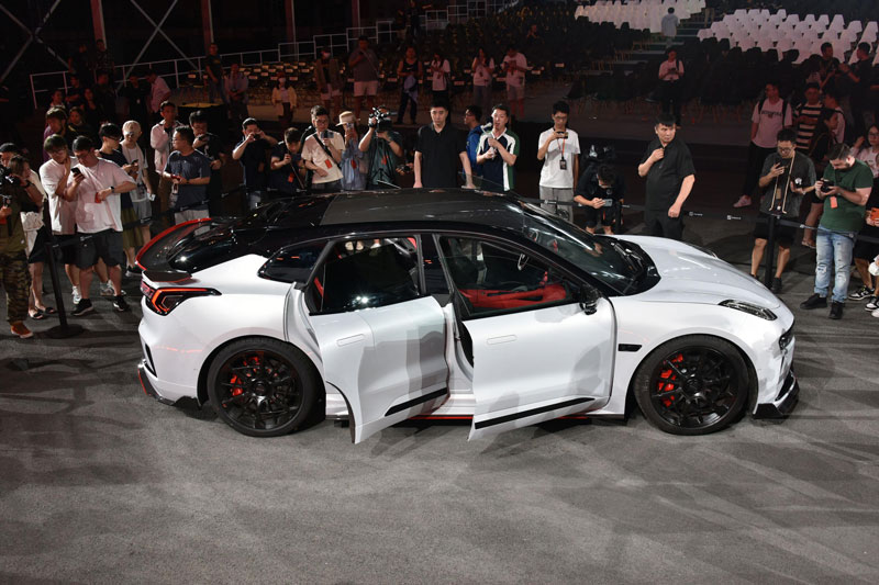 SUV công suất 1.248 mã lực, tăng tốc từ 0-100 km/h trong 2,02 giây, giá 2,5 tỷ đồng