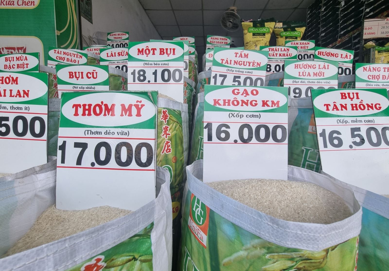 TP Hồ Chí Minh nỗ lực bình ổn giá gạo - Bài cuối: Nhiều sản phẩm 'té nước theo mưa'