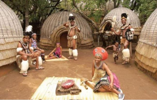 Lạ lùng: Kiểm tra trinh tiết đàn ông qua cách đi tiểu và màu sắc đầu gối