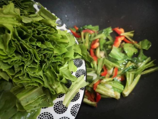 Loại rau tưởng chỉ để ăn sống nào ngờ xào kiểu này rất ngon, giàu canxi lại ít calo, không sợ béo