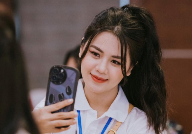 Vợ hoa khôi của đội trưởng ĐT Việt Nam khoe nhẫn kim cương, quyến luyến khi chồng xa nhà