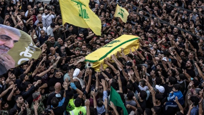 Tang lễ của một chiến binh Hezbollah thiệt mạng trong các cuộc giao tranh với Israel hôm 23/10. Ảnh: New Arab