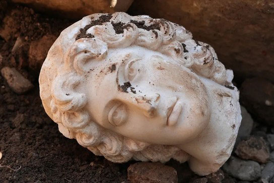 Khai quật được tượng Alexander Đại đế với kiểu tóc bờm sư tử