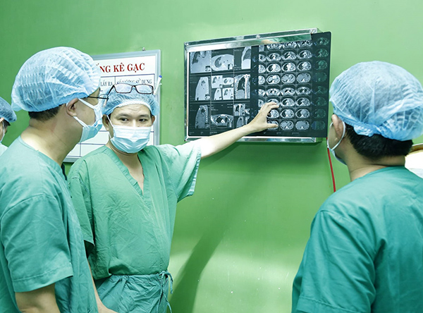 Phẫu thuật bóc vỏ phổi, cứu bệnh nhân 19 tuổi mắc bệnh Whitmore