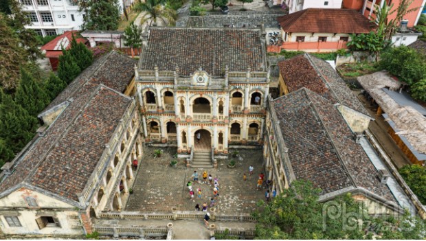 Ngắm nhìn dinh thự 102 năm tuổi từ trên đỉnh cao nguyên trắng