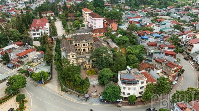 Dinh thự Hoàng A Tưởng “vua Mèo” xứ Bắc Hà nằm trên đỉnh cao nguyên trắng được xây dựng từ năm 1914, đến năm 1921 mới hoàn thành. “Biệt phủ” rộng 4.000m2 xa hoa, quyền lực một thời này từng là nỗi khiếp sợ của người dân gần 102 năm về trước.