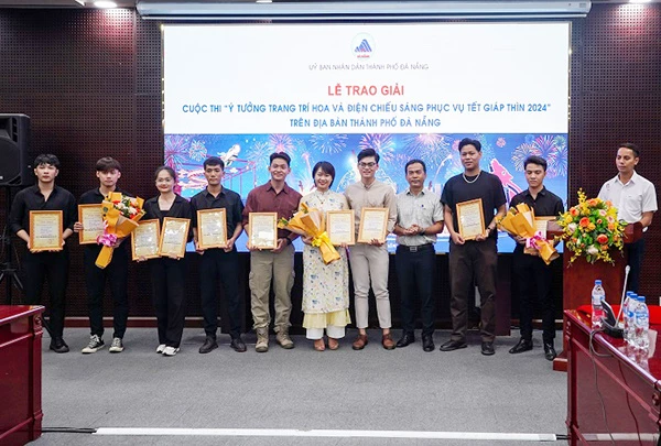 Sở Xây dựng Đà Nẵng trao giải cho các tác giả đoạt giải Ý tưởng trang trí hoa Tết Giáp Thìn 2024.