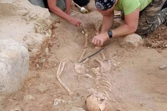 Tìm thấy bộ xương 'Đứa trẻ ma cà rồng' 400 tuổi bị khóa chân