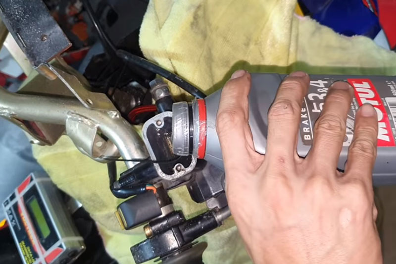 Nên thay dầu phanh xe máy vào thời điểm nào?