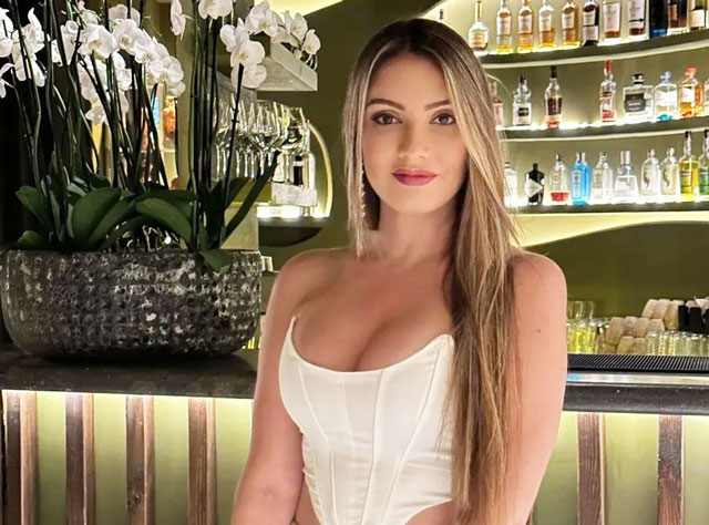 Ngắm body nóng bỏng của bà xã sao M.U trước thềm derby Manchester