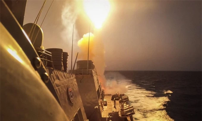 USS Carney phóng tên lửa đánh chặn mục tiêu ở Biển Đỏ đêm 19/10. Ảnh: Hải quân Mỹ