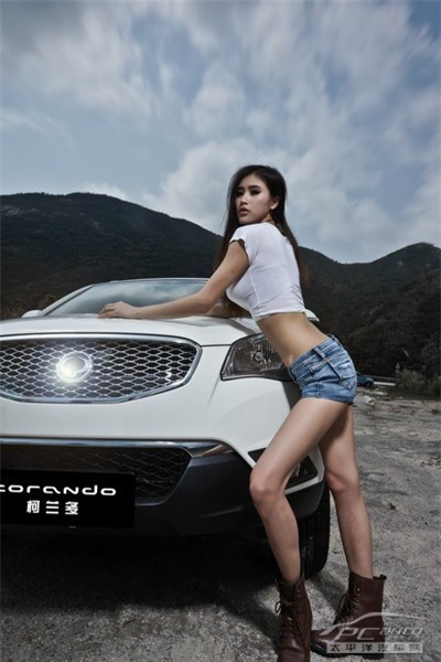 Nhan sắc nóng bỏng bên xế hộp ảnh 1