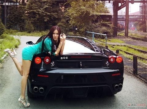 Bóng hồng khoe sắc bên ngựa chiến Ferrari ảnh 4