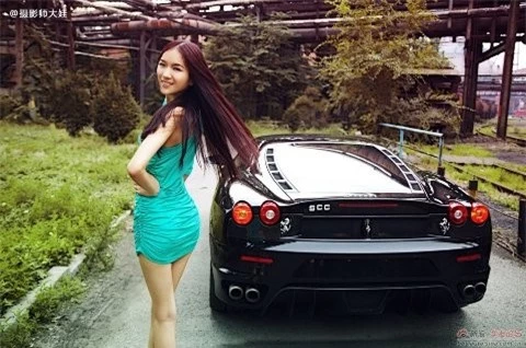 Bóng hồng khoe sắc bên ngựa chiến Ferrari ảnh 5