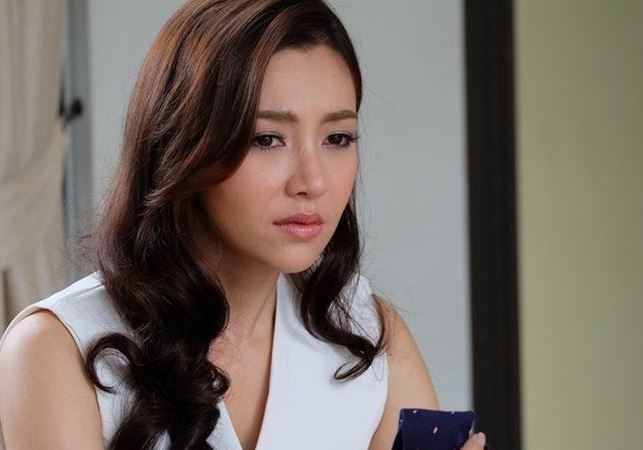 Ôm bụng bầu từ viện về, tôi chua chát thấy một thứ trên đầu giường ngủ của hai vợ chồng