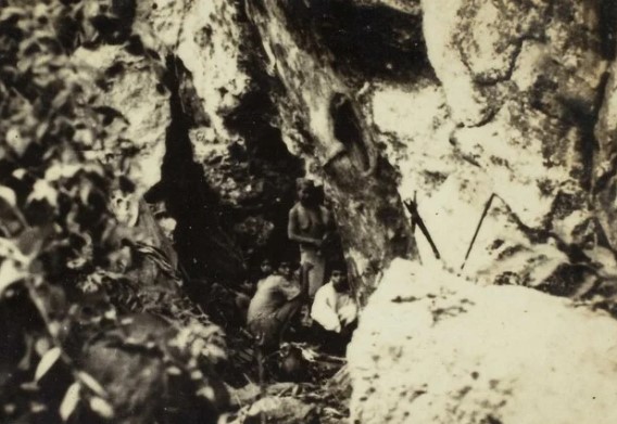 Hé lộ sự thật hiện tại về bộ tộc Việt Nam bí ẩn nhất thế giới ngủ ngồi trong hang đá, dùng phép thuật kỳ bí để chữa bệnh