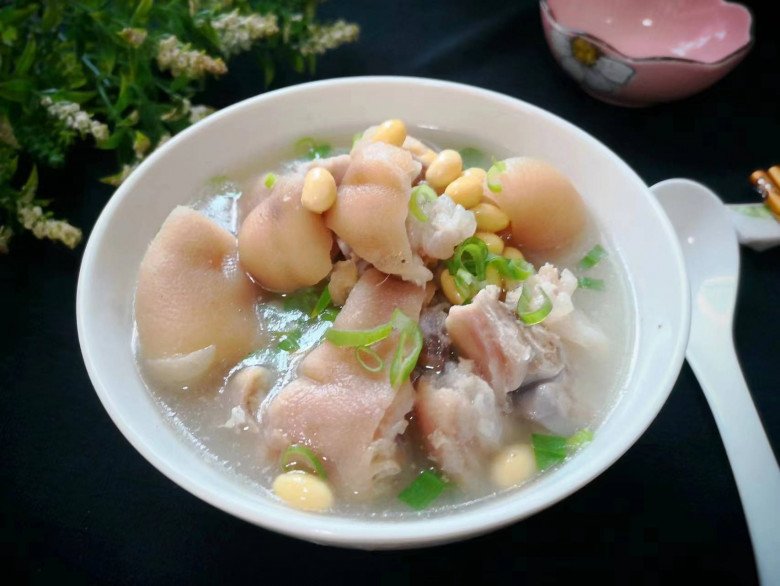 Trời se lạnh hầm bộ phận chứa đầy collagen của lợn với hạt giàu canxi hơn cả sữa được món canh bổ dưỡng, đẹp da