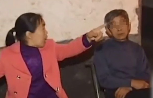 Bắt quả tang vợ ngoại tình với cụ ông 73 tuổi, lời ông cụ nói khiến anh chồng choáng váng