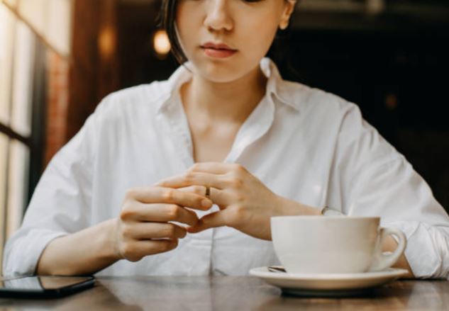 Vợ gọi điện đúng lúc chồng cùng nhân tình tận hưởng trong khách sạn, anh ta bực dọc ngắt máy mà không ngờ đã tự tuyên "án tử" cho mình