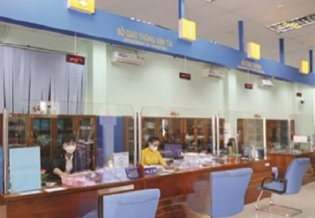 Một cán bộ sở giao thông bị tố "vòi tiền" cấp phù hiệu xe