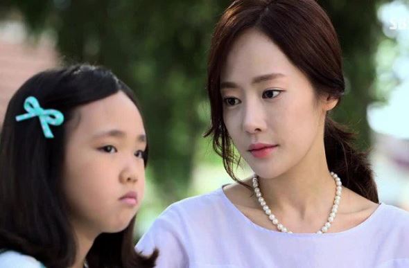 Gặp chồng và vợ cũ của anh trong quán ăn, tôi sửng sốt khi thấy con gái họ gọi tôi rối rít và đòi tôi đến ngồi cùng