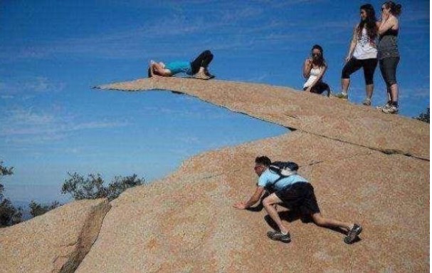 Tảng đá 'nguy hiểm' nhất thế giới mỏng như miếng khoai tây chiên, được hàng chục triệu khách du lịch ghé thăm mỗi năm