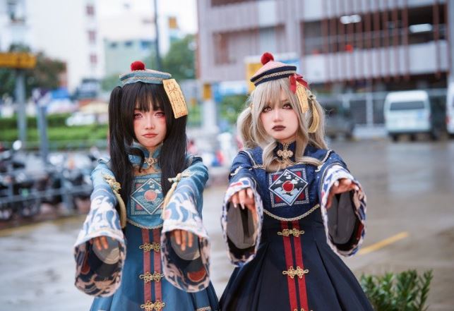 Không khí đón Halloween nhộn nhịp của giới trẻ 2 miền: Trang phục độc lạ, người đi đường phấn khích chụp hình