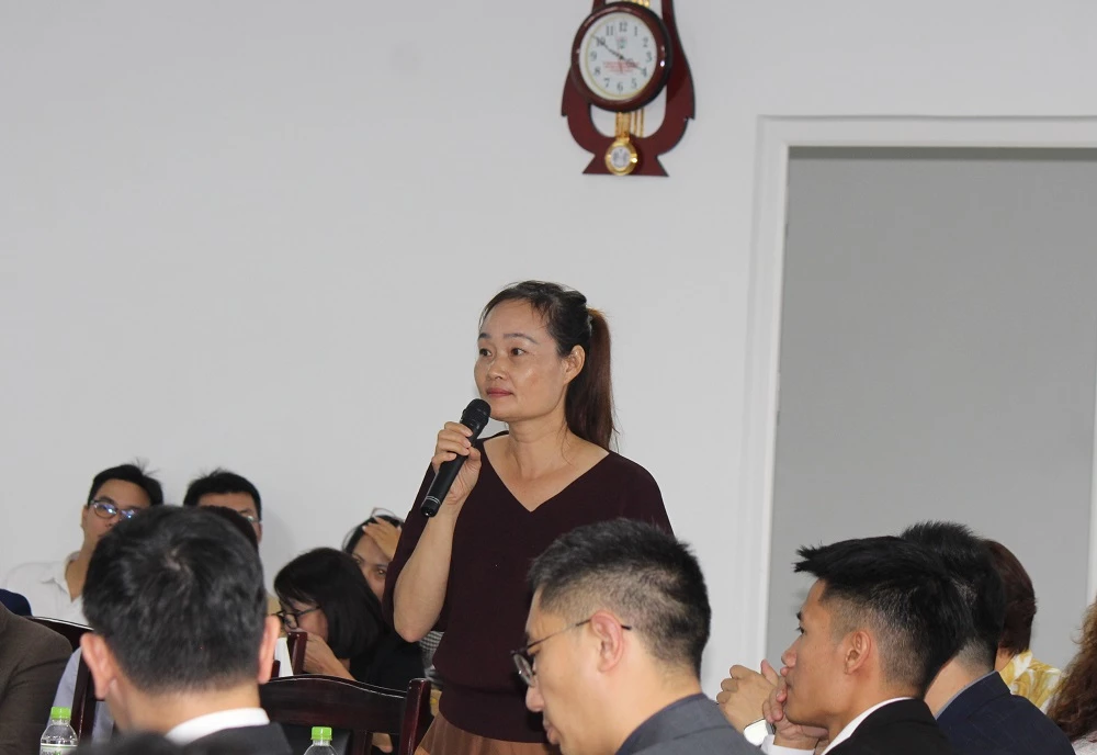Bà Hà Thị Hoa - Giám đốc Công ty xe tơ dệt lụa Hà Bảo, trao đổi với quỹ đầu tư đến từ Singapore.