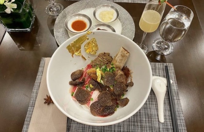 Tô phở dát vàng đắt nhất Việt Nam: Khen - chê mất hương vị truyền thống