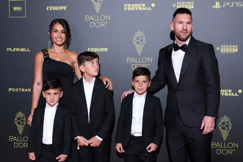 Antonela Roccuzzo cùng Lionel Messi và các con tại buổi lễ trao giải Quả bóng vàng 2023.
