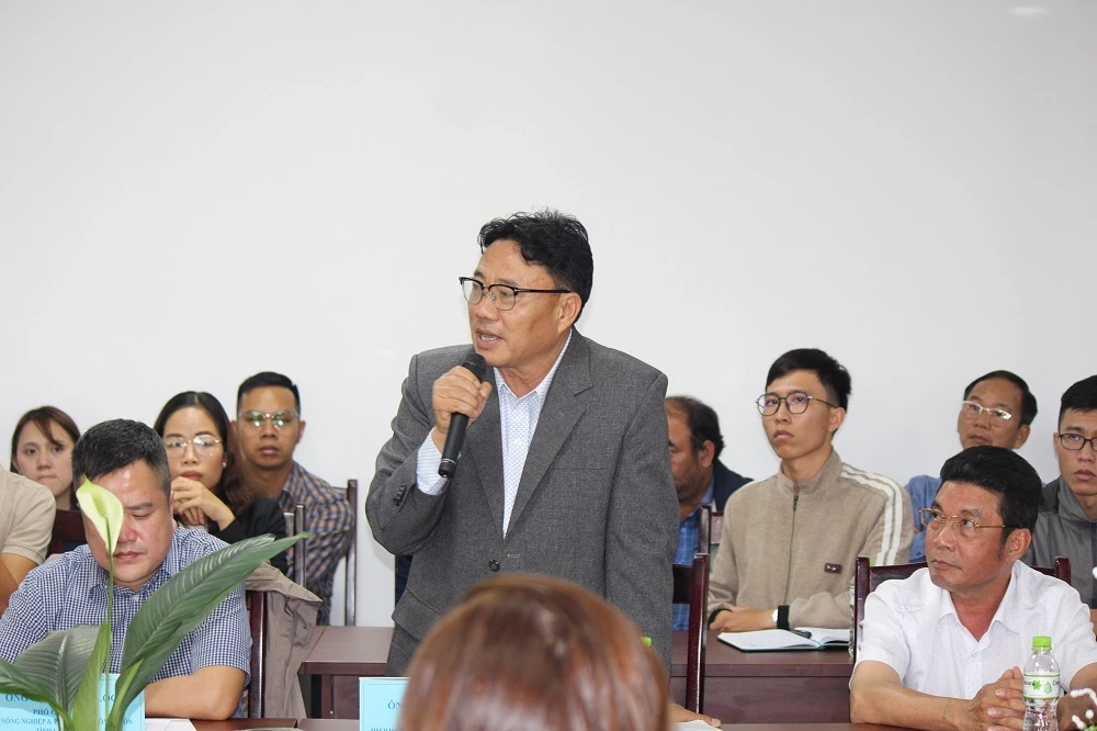 Ông Nguyễn Duy Đa - Giám đốc Công ty Cổ phần Viên Sơn, trao đổi với quỹ đầu tư.