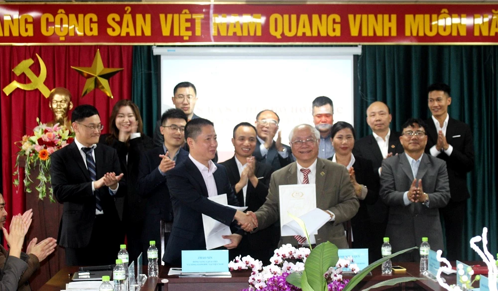 Ông Đinh Minh Quý – Chủ tịch Hiệp hội Doanh nghiệp tỉnh Lâm Đồng (bên phải) và ông Zhao Xin – Tổng Giám đốc Protus Việt Nam, ký kết biên bản ghi nhớ hợp tác.