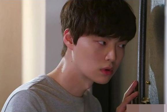 Cô vợ bị mỉa mai vì không rơi 1 giọt lệ khi con mất do tai nạn nhưng nửa đêm lại lúi húi ra ban công, chồng theo dõi thì thấy cảnh tượng phải đấm ngực mà khóc