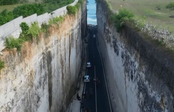 Con đường xẻ đôi cao nguyên đẹp ngoạn mục ở thiên đường du lịch, ấn tượng nhưng cũng gây tranh cãi vì một lý do