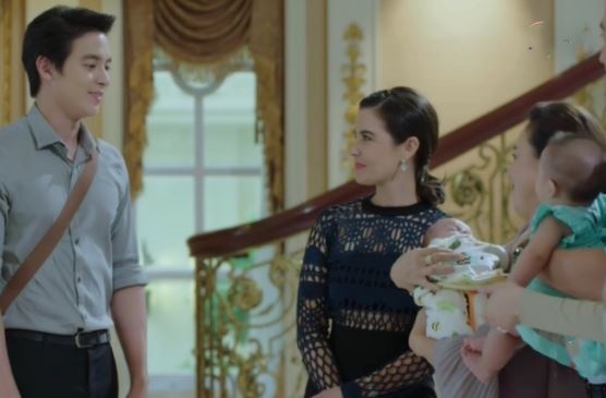 Đi làm xa 3 năm về thấy vợ bế trên tay hai đứa trẻ giống mình y đúc mà chồng hoảng hồn, song sự thật đằng sau mới khiến anh sốc nặng