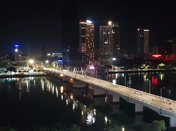 Đà Nẵng phải tắt hệ thống chiếu sáng nghệ thuật các cây cầu trên sông Hàn từ 22h tối hàng ngày vào mùa cao điểm du lịch hè 2023 để thực hiện tiết kiệm điện.