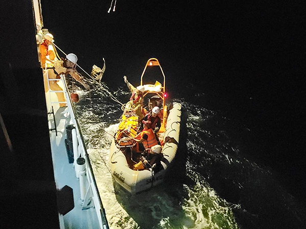 Đưa ngư dân Nguyễn Văn Chì lên tàu cứu hộ, cứu nạn SAR 412 để chuyển vào đất liền cấp cứu, điều trị.