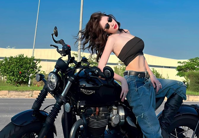 Cùng diễn trang phục nóng bỏng cưỡi môtô, hot girl này lại nhận được vô số lời ngợi khen