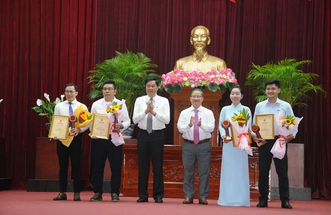 Lãnh đạo TP Cần Thơ trao 5 giải A cho các tác giả, nhóm tác giả.